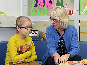 Bürgermeisterin Elfi Scho-Antwerpes beim Vorlesen in der Kinderonkologie