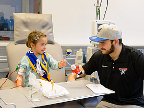 Kölner Haie in der Kinderdialyse
