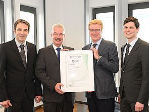 v.l. Bernd Oerder, Energiemanager medfacilities Energie; Manfred Scholz, Dekra, Günter Zwilling, Kaufmännischer Direktor Uniklinik Köln; Martin Meinzerhagen, Energiemanager medfacilities Energie. Foto: Uniklinik Köln