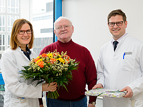 Prof. Dr. Dirk Beutner und Dr. Ruth Lang-Roth bedankten bei Heinrich Remagen für das großartige Engagement