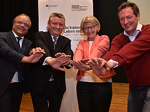 Prof. Bernd Böttiger, Uniklinik Köln, Gesundheitsminister Gröhe, Dr. Heidrun Thaiss, Bundeszentrale für gesundheitliche Aufklärung und Dr. Eckart von Hirschhausen, Arzt, Autor und Moderator, üben Herzdruckmassage, Foto: Bernd Rosenbaum