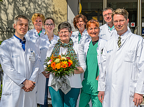 Das Team der Augenheilkunde mit der 2000. Patientin (Mitte), Foto: Uniklinik Köln