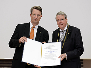 Die feierliche Urkundenübergabe (links Prof. Dr. Claus Cursiefen, rechts Prof. Dr. Jörg Hacker, Präsident der Leopoldina) Foto: Leopoldina, Halle