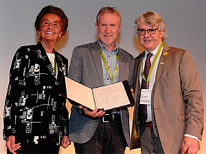 (v.l.) Prof. Dr. Karin Schorn (Vorsitzende des Stiftungsbeirats), Prof. Dr. Martin Walger (Uniklinik Köln) und Martin Blecker (Präsident der Europäischen Union der Hörakustiker), Foto: EUHA (v.l.) Prof. Dr. Karin Schorn (Vorsitzende des Stiftungsbeirats), Prof. Dr. Martin Walger (Uniklinik Köln) und Martin Blecker (Präsident der Europäischen Union der Hörakustiker), Foto: EUHA