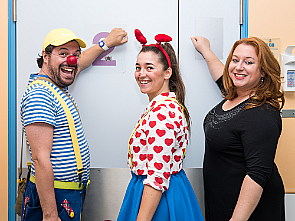 Rebecca Siemoneit-Barum mit den Klinikclowns „Halli Hallo“ und „Pimpi“, Foto: Andreas Baethe