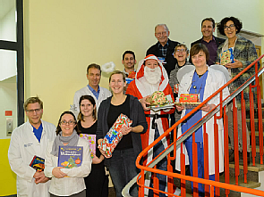 Das Weihnachtsteam sammelt sich für die Bescherung. Foto: Uniklinik Köln