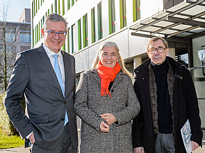 (v.l.) Vorstandsvorsitzender Prof. Dr. Edgar Schömig, NRW-Wissenschaftsministerin Isabel Pfeiffer-Poensgen und Dekan Prof. Dr. Dr. h.c. Thomas Krieg, Foto: Uniklinik Köln