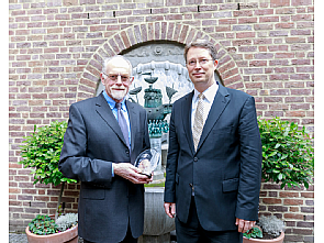 Prof. Dr. Rudolf Guthoff (l.) mit der Maternushausehrenemedaille und Prof. Dr. Claus Cursiefen (r.), Foto: Uniklinik Köln