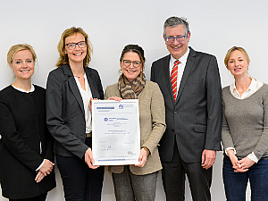 Die Zentrumsleiterin Prof. Dr. Rita Schmutzler (M.) und der Vorstandsvorsitzende Prof. Dr. Edgar Schömig (Uniklinik Köln) freuen sich über die Zertifikatsübergabe durch Dr. Andrea Gilles (2.v.l.) von der Ärztekammer. Foto: Uniklinik Köln Die Zentrumsleiterin Prof. Dr. Rita Schmutzler (M.) und der Vorstandsvorsitzende Prof. Dr. Edgar Schömig (Uniklinik Köln) freuen sich über die Zertifikatsübergabe durch Dr. Andrea Gilles (2.v.l.) von der Ärztekammer. Foto: Uniklinik Köln