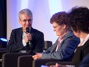 Prof. Dr. Jürgen Wolf (Kongresspräsident der PerMediCon 2018) im Gespräch mit Bärbel Söhlke (Patientin), Foto: Koelnmesse GmbH; Andreas Hagedorn Prof. Dr. Jürgen Wolf (Kongresspräsident der PerMediCon 2018) im Gespräch mit Bärbel Söhlke (Patientin), Foto: Koelnmesse GmbH; Andreas Hagedorn
