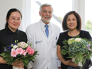 Prof. Dr. Schönau (Mitte) und zwei Ärztinnen aus dem Children’s Hospital in Shenyang, Foto: Uniklinik Köln Prof. Dr. Schönau (Mitte) und zwei Ärztinnen aus dem Children’s Hospital in Shenyang, Foto: Uniklinik Köln