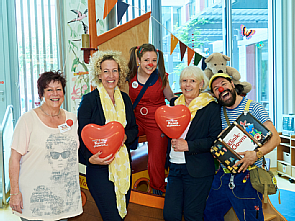 Diesmal werden sie zum Lachen gebracht: Löwensterne überreichen Spende an die Klinikclowns. Foto: Uniklinik Köln