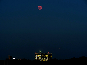 Blutmond über dem Bettenhaus der Uniklinik Köln, Foto: Uwe Herzog