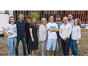 Teamfoto mit den Darstellern Julie Stark (1.v.l.) Tim Oliver Schultz (5.v.r.) und Jürgen Vogel (3.v.r.) auf dem Dach der Nuklearmedizin der Uniklinik Köln, Foto: Martin Rottenkolber