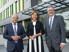 v.l. Prof. Dr. Bernd Böttiger, Yvonne Gebauer und Prof. Dr. Edgar Schömig, Foto: Uniklinik Köln