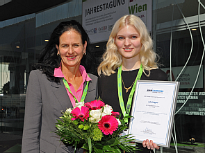 Preisträgerin Julia Saggau (re.) von der Uniklinik Köln zusammen mit Dr. Gabriele Kröner, Geschäftsführender Vorstand der José Carreras Leukämie-Stiftung, Foto: Carreras-Stiftung