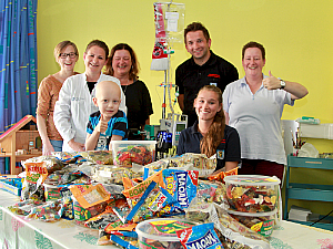Jill Beckert bei der Spendenübergabe auf der kinderonkologischen Station. Foto: Uniklinik Köln Jill Beckert bei der Spendenübergabe auf der kinderonkologischen Station. Foto: Uniklinik Köln