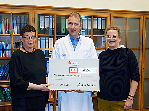 Annette Tänzer, Prof. Dr. Jörg Dötsch und Rike Tänzer, Foto: Uniklinik Köln Annette Tänzer, Prof. Dr. Jörg Dötsch und Rike Tänzer, Foto: Uniklinik Köln