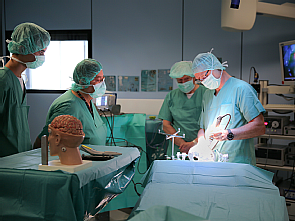 Die Mediziner demonstrierten OPs an künstlichen Schädeln, Foto: Uniklinik Köln