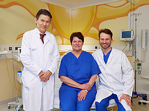 Foto: Uniklinik Köln, (v.l.) Prof. Dr. Peter Mallmann (Klinikdirektor Frauenheilkunde und Geburtshilfe), Petra Krämer-Jörgens (Leitende Hebamme) und Dr. Berthold Grüttner (Leiter Geburtshilfe)