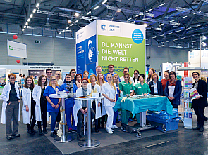 Das Messeteam mit vielen Auszubildenden und Lehrkräften. Foto: Uniklinik Köln