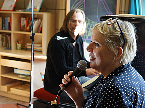 Friso Lücht und Anne Rixmann beim Mitsingkonzert in der Palliativmedizin, Foto: Uniklinik Köln