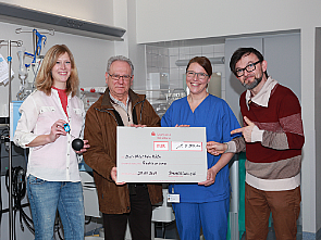 Bei der Spendenübergabe im Perinatalzentrum, Foto: Uniklinik Köln