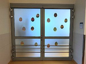 Die buntbemalten Eier der Kinder verzieren Türen und Wände, Foto: Uniklinik Köln Die buntbemalten Eier der Kinder verzieren Türen und Wände, Foto: Uniklinik Köln