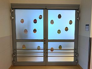 Die buntbemalten Eier der Kinder verzieren Türen und Wände, Foto: Uniklinik Köln