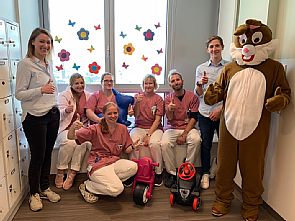 Der Osterhase mit seinen Helfern vom Verein und der Station Kinder 2, Foto: Sarah Opitz