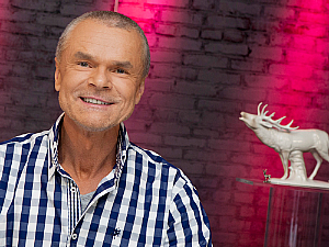 Jürgen Domian mit dem berühmten weißen Hirsch, Foto: WDR/Ludolf Dahmen Jürgen Domian mit dem berühmten weißen Hirsch, Foto: WDR/Ludolf Dahmen