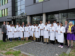 Nach bestandener Prüfung: Die indischen Studierenden halten glücklich die Zertifikate in den Händen. Foto: Thies Schöning