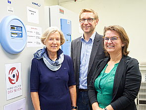 (v.l.) Anne Christine Kerp (Förderverein), Laborleiter Priv.-Doz. Dr. Felix Bock und Martina Schönhals (Stiftung), Foto: Michael Wodak