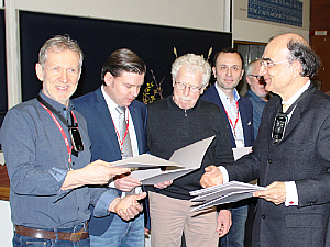 Übergabe der Zertifizierungs-Urkunde an Prof. Walger (links) auf der Jahrestagung, Foto: DGA/Lars Krause Übergabe der Zertifizierungs-Urkunde an Prof. Walger (links) auf der Jahrestagung, Foto: DGA/Lars Krause