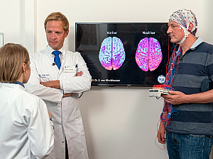 Dr. Eckart von Hirschhausen (r.) mit Prof. Christian Grefkes (M.) und Dr. Caroline Tscherpel (l.), Foto: WDR/Max Kohr Dr. Eckart von Hirschhausen (r.) mit Prof. Christian Grefkes (M.) und Dr. Caroline Tscherpel (l.), Foto: WDR/Max Kohr