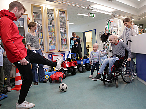 Luca Schlax kickt mit Karl (10) und Lenni (4), Foto: Thies Schöning