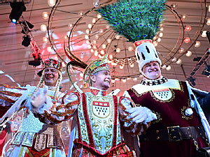 Kölner Dreigestirn: Jungfrau Griet, Prinz Christian II. und Bauer Frank, Foto: Festkomitee Kölner Karneval Kölner Dreigestirn 2020: Jungfrau Griet, Prinz Christian II. und Bauer Frank, Foto: Festkomitee Kölner Karneval