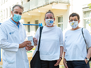 Prof. Jörg Dötsch mit Rike und Annette Tänzer, Foto: Christian Wittke