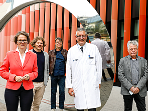 Ina Scharrenbach, Ministerin für Heimat, Kommunales, Bau und Gleichstellung des Landes NRW, die Künstler Philipp Dreber und Thomas Schmidt,  Univ.-Prof. Dr. Edgar Schömig, Vorstandsvorsitzender und Ärztlicher Direktor der Uniklinik Köln, Prof. Peter 