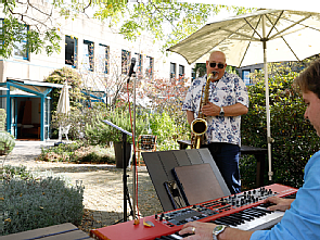 Das Kölner Duo Bernd Delbrügge (Saxophon) und Gero Körner (Piano) im Garten des Dr. Mildred Scheel Hauses, Foto: Dorothea Hensen