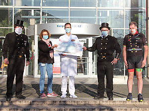 Thomas Göttner, Schornsteinfeger-Innung Köln, Ursula Vorderwülbecke, Psychosozialer Dienst Kinderonkologie und -hämatologie, Univ.-Prof. Dr. Thorsten Simon, Leitung Kinderonkologie und -hämatologie, Andreas Kramer, Vorstand Schornsteinfeger-Innung K Thomas Göttner, Schornsteinfeger-Innung Köln, Ursula Vorderwülbecke, Psychosozialer Dienst Kinderonkologie und -hämatologie, Univ.-Prof. Dr. Thorsten Simon, Leitung Kinderonkologie und -hämatologie, Andreas Kramer, Vorstand Schornsteinfeger-Innung K