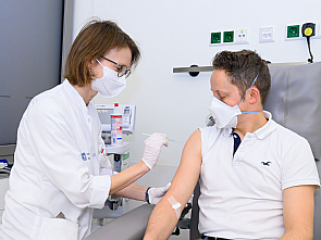 Martin Platten ist der erste Proband, der an der Uniklinik Köln an der neuen Studie teilgenommen hat. Foto: Michael Wodak