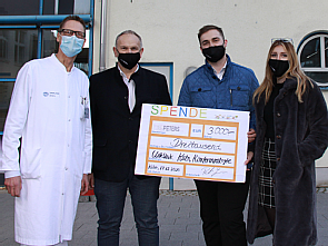 Prof. Dr. Thorsten Simon, Leiter Kinderonkologie und -hämatologie gemeinsam mit Janus Peters, Kevin Rüßmann und Victoria Peters (v.l.)., Foto: Peters Bauträger GmbH