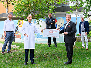 Jürgen Fenske, Past Präsident des Lions Club Köln-Claudia Ara, Univ.-Prof. Dr. Jörg Dötsch, Direktor der Klinik für Kinder- und Jugendmedizin der Uniklinik Köln, Jörg G. Scharrenbroich, Präsident des Lions Club Köln-Claudia Ara, Henning Reinecke Jürgen Fenske, Past Präsident des Lions Club Köln-Claudia Ara, Univ.-Prof. Dr. Jörg Dötsch, Direktor der Klinik für Kinder- und Jugendmedizin der Uniklinik Köln, Jörg G. Scharrenbroich, Präsident des Lions Club Köln-Claudia Ara, Henning Reinecke