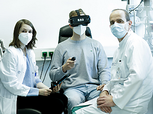 v.l. Dr. Silvia Schrittenlocher, Patient mit Virtual-Reality-Brille und Prof. Dr. Thomas Dietlein, Foto: Dorothea Hensen