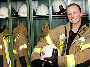 Bei der Werkfeuerwehr dank Einsatzkleidung wie eine echte Feuerwehrfrau fühlen. Foto: Dorothea Hensen