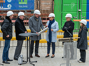 (v.l.) Prof. Dr. Martin Scaal, Prof. Dr. Andreas Wodarz, Prof. Dr. Edgar Schömig, Ministerin Ina Brandes, Prof. Dr. Gereon R. Fink und Frederike Hofmann, Foto: Christian Wittke