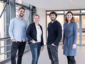 Dr. Santiago Demajo Meseguer (2. v.r.) zu Besuch in Köln: v.l.n.r.: Christoph Jonas, Dr. Jana Fassunke und Dr. Michaela Ihle (Molekularpathologie am Institut für Pathologie, Uniklinik Köln) – Foto: Uniklinik Köln, Michael Wodak Dr. Santiago Demajo Meseguer (2. v.r.) zu Besuch in Köln: v.l.n.r.: Christoph Jonas, Dr. Jana Fassunke und Dr. Michaela Ihle (Molekularpathologie am Institut für Pathologie, Uniklinik Köln) – Foto: Uniklinik Köln, Michael Wodak