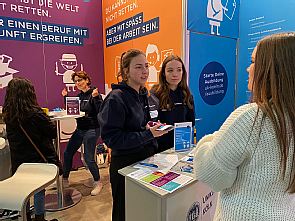 Azubis beantworten interessierte Fragen, Foto: Lisa Barth