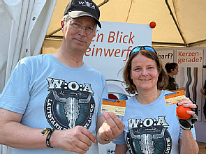 Prof. Cursiefen mit Stand bei WOA